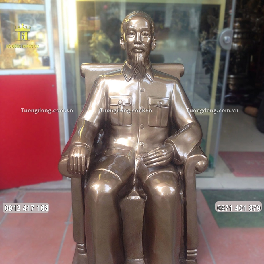 Bác Hồ được đúc theo dáng ngồi ghế